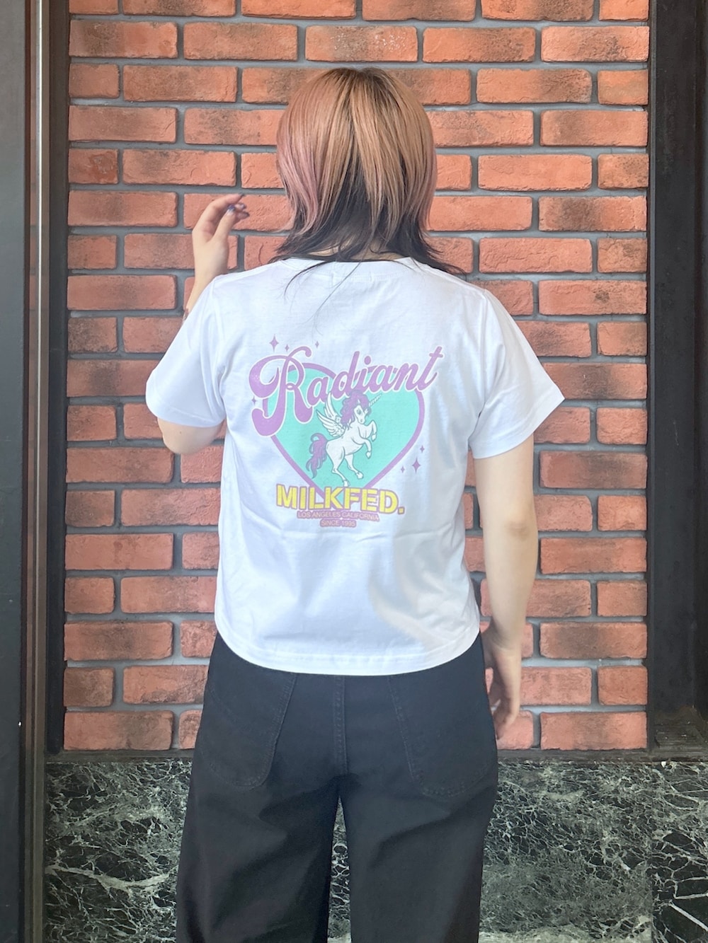 ブラック系のブーツ、ホワイト系のTシャツ/カットソー、ブラック系のデニムパンツを着用したレディースの夏コーディネートの7枚目の写真