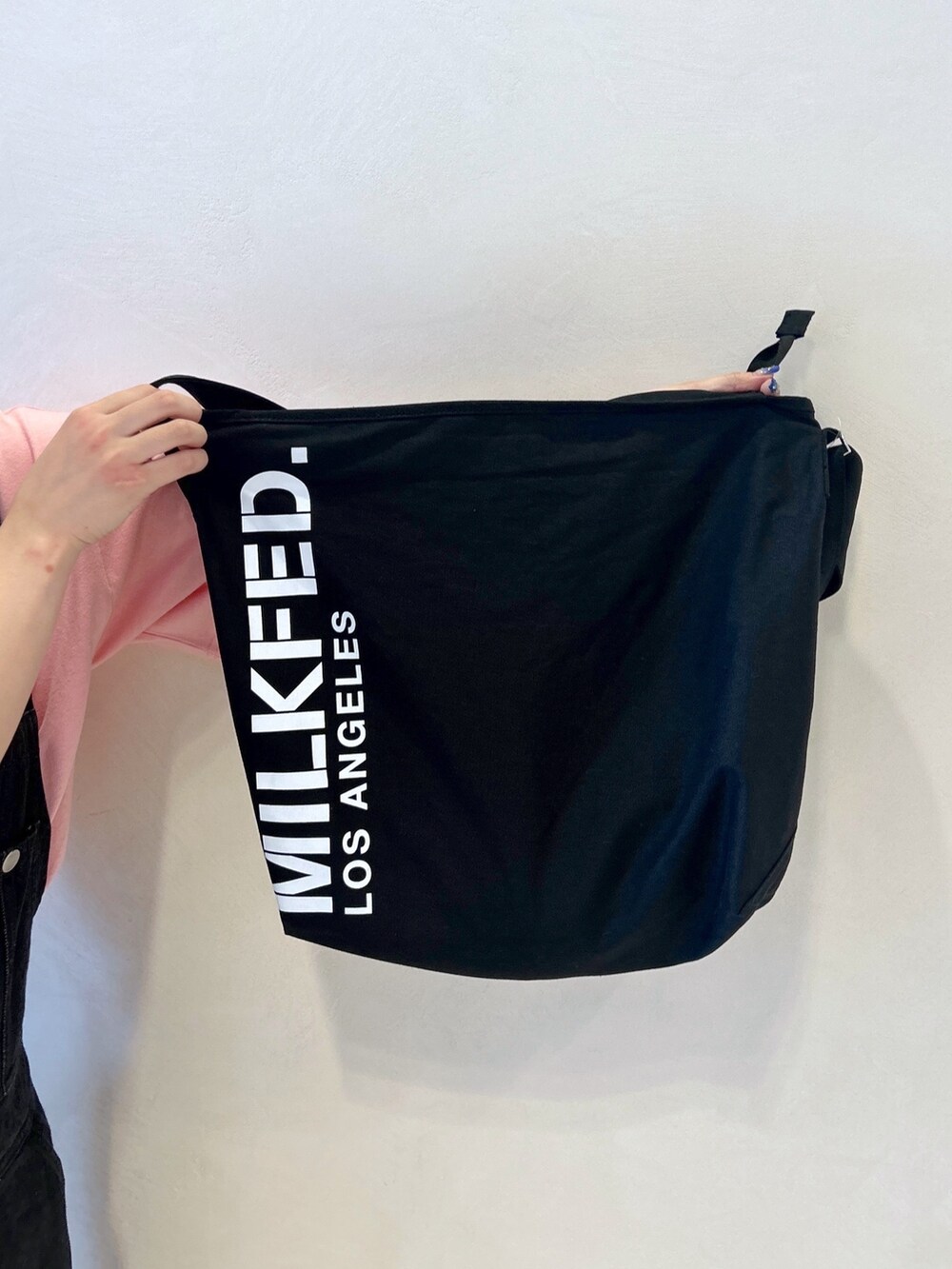 ピンク系のTシャツ/カットソー、ブラック系のショルダーバッグ、ブラック系のサロペット/オーバーオールを着用したレディースの夏コーディネートの8枚目の写真