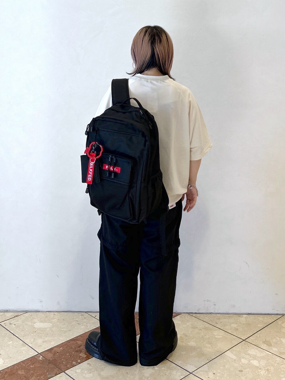 ブラック系のその他パンツ、ブラック系のブーツ、ホワイト系のTシャツ/カットソーを着用したレディースの夏コーディネートの5枚目の写真