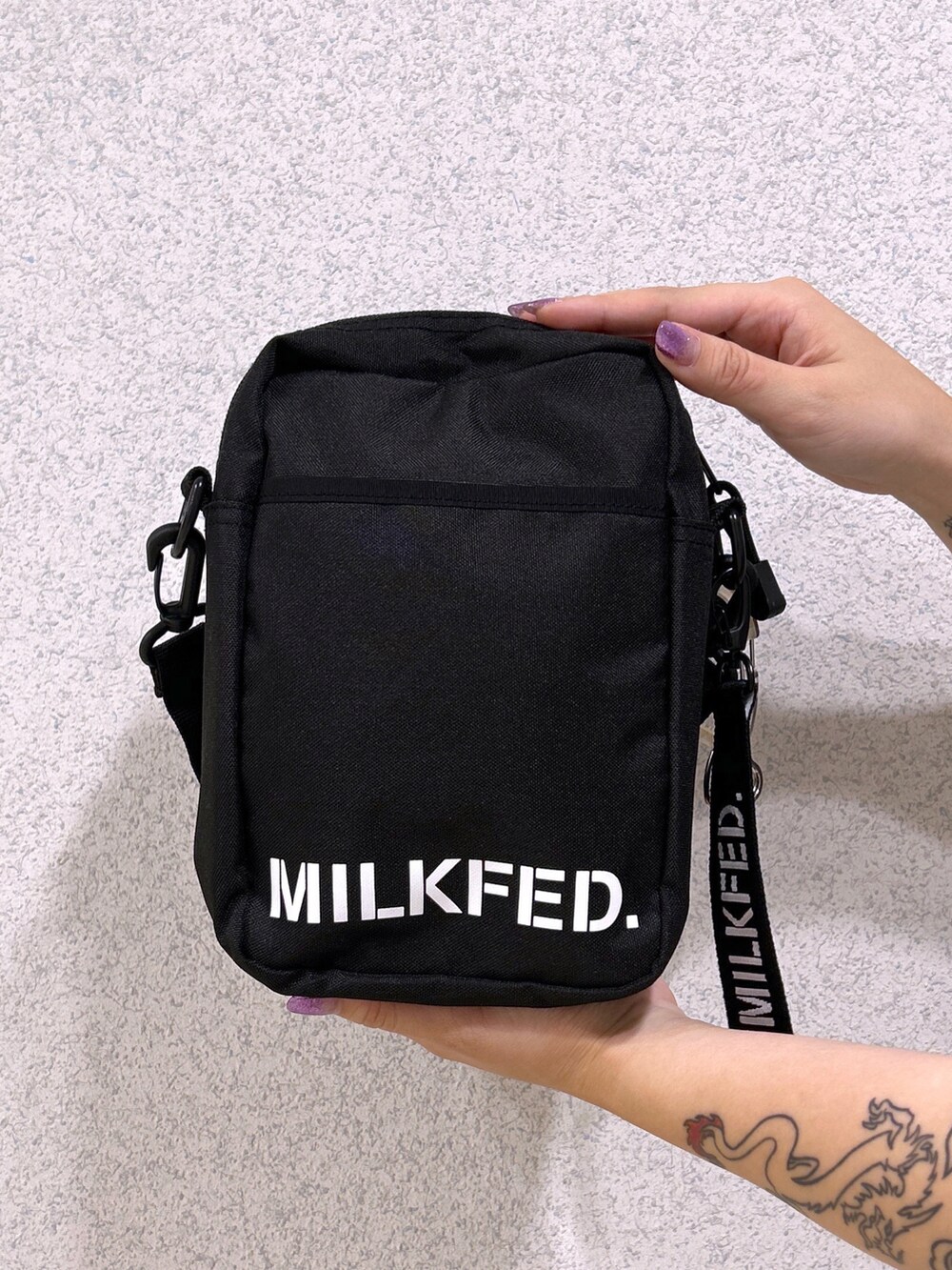 ブルー系のTシャツ/カットソー、ブラック系のショルダーバッグ、イエロー系のスカートを着用したレディースの夏コーディネートの5枚目の写真