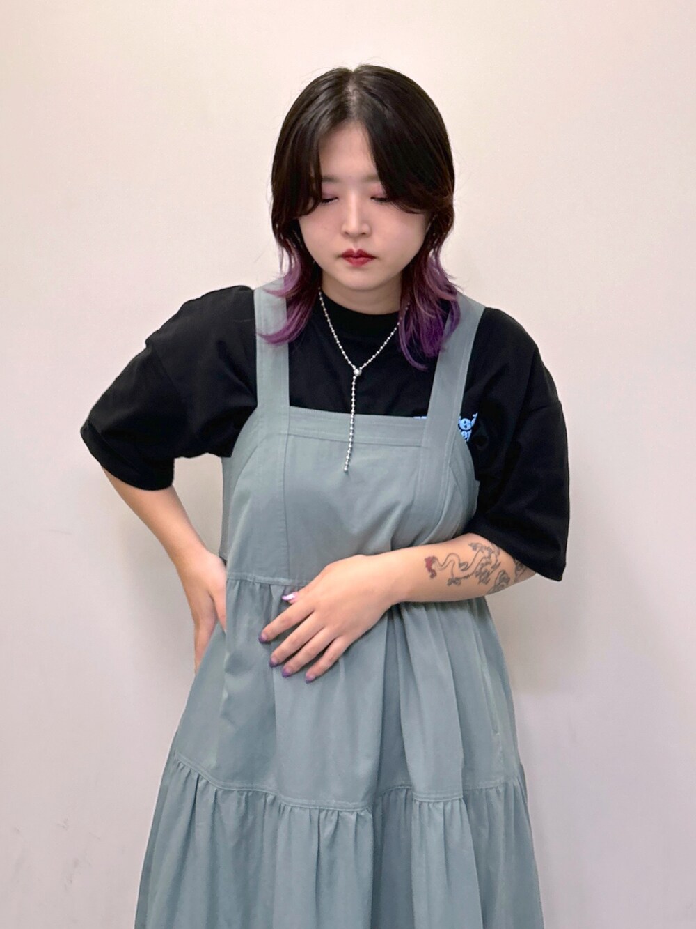 ブラック系のTシャツ/カットソー、グリーン系のワンピース、ブラック系のショルダーバッグを着用したレディースの夏コーディネートの3枚目の写真