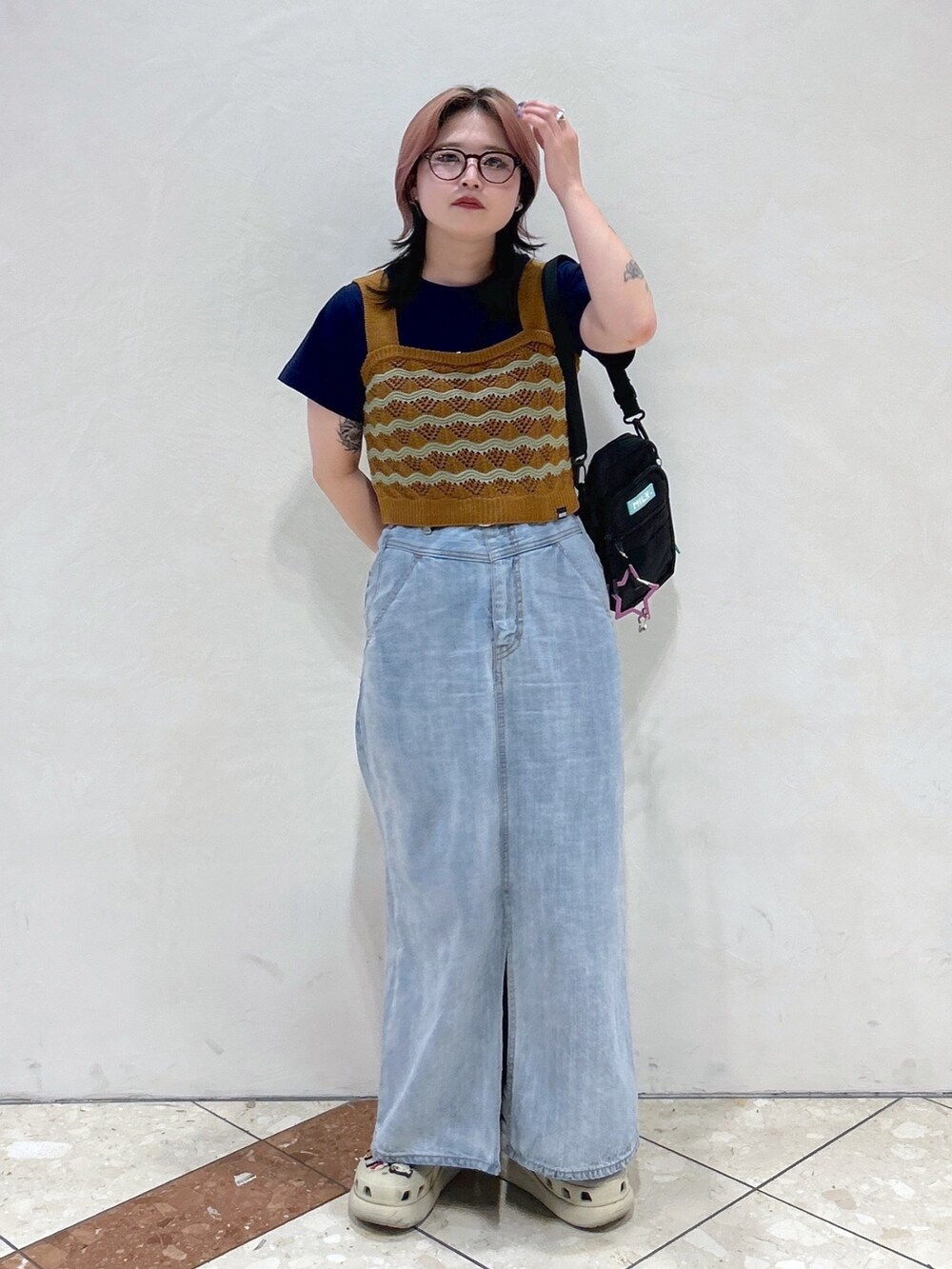 ブラウン系のキャミソール、ブルー系のTシャツ/カットソー、ブルー系のデニムスカートを着用したレディースの夏コーディネートの2枚目の写真