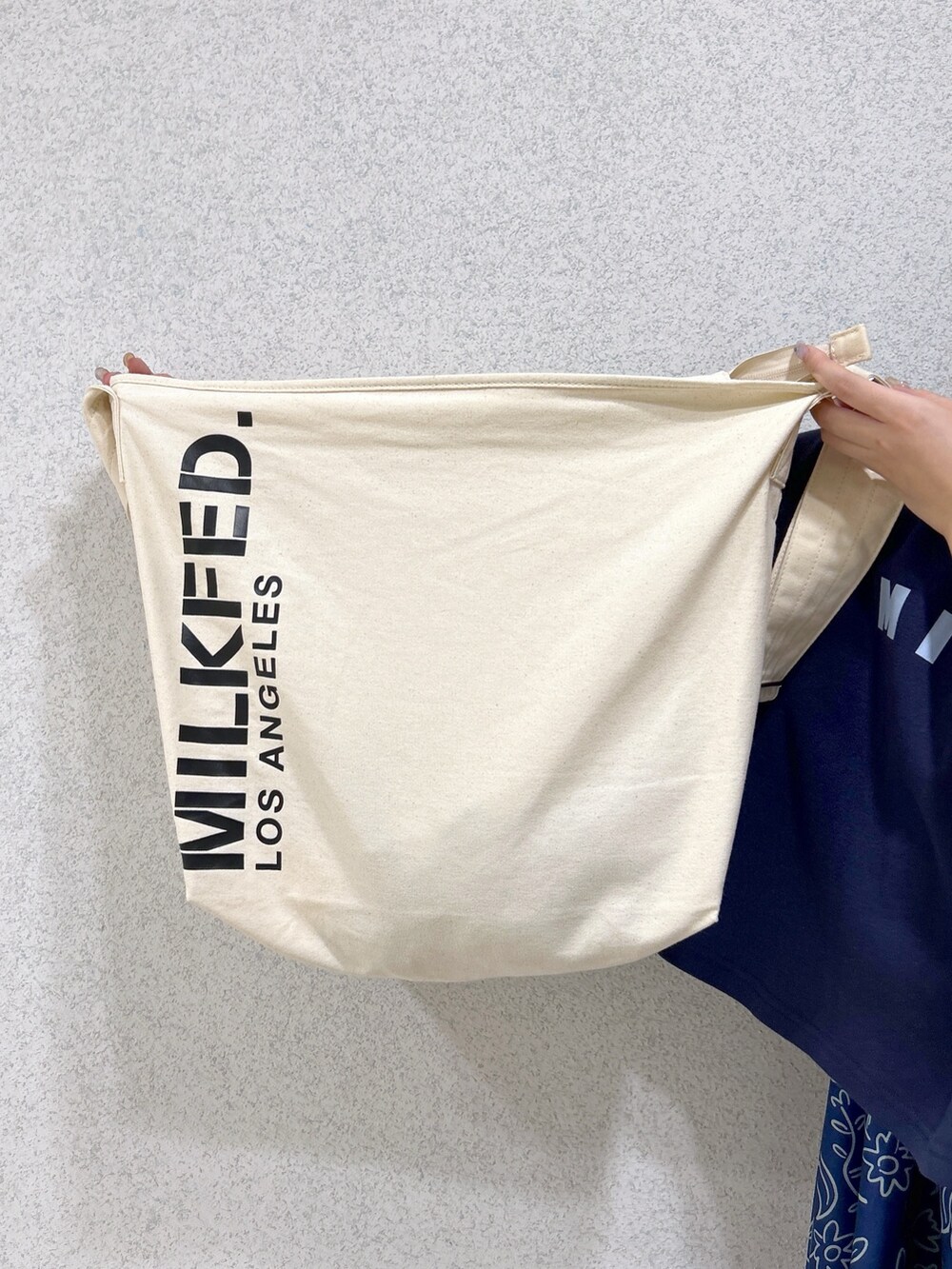 ブルー系のTシャツ/カットソー、ブルー系のワンピース、ホワイト系のショルダーバッグを着用したレディースの春コーディネートの9枚目の写真