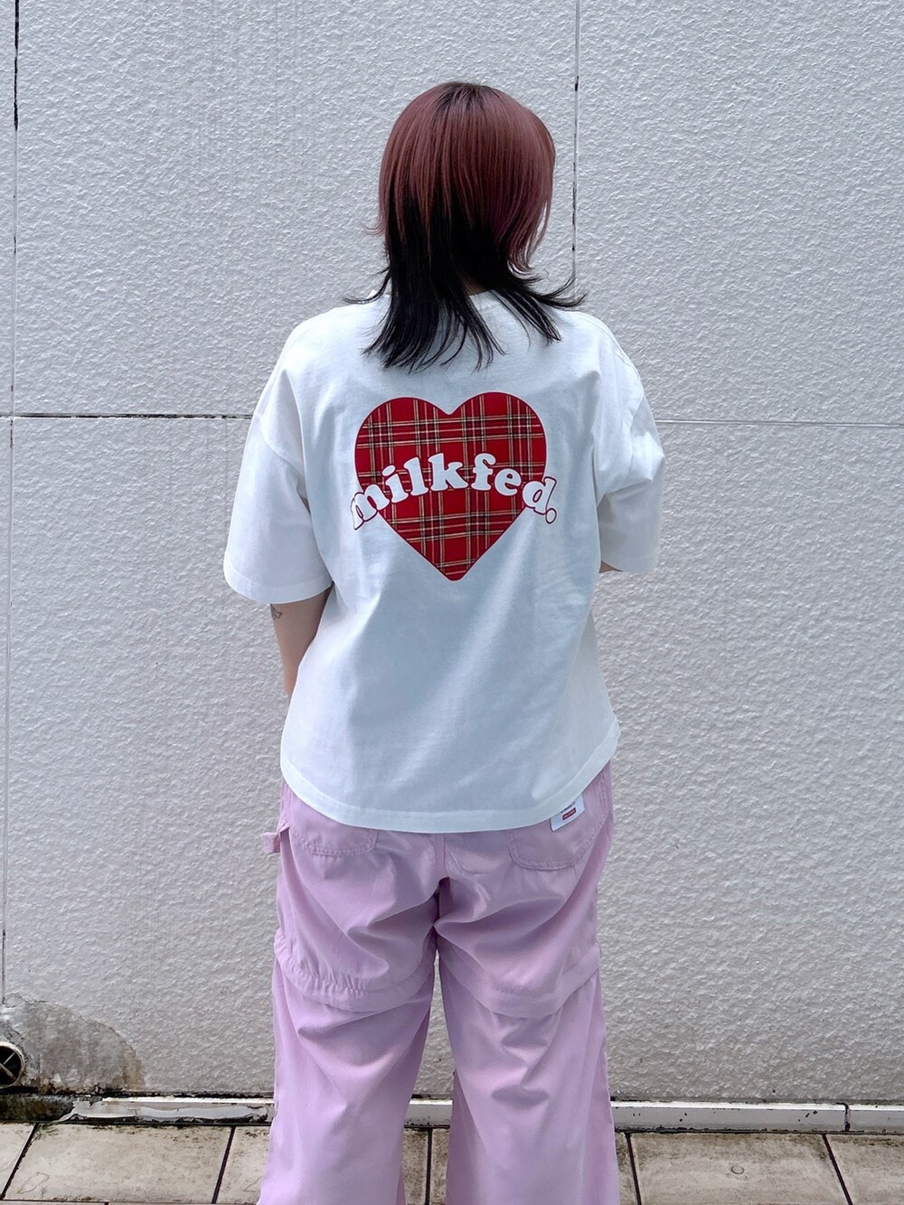 ピンク系のその他パンツ、グリーン系のメッセンジャーバッグ、ホワイト系のTシャツ/カットソーを着用したレディースの春コーディネートの5枚目の写真