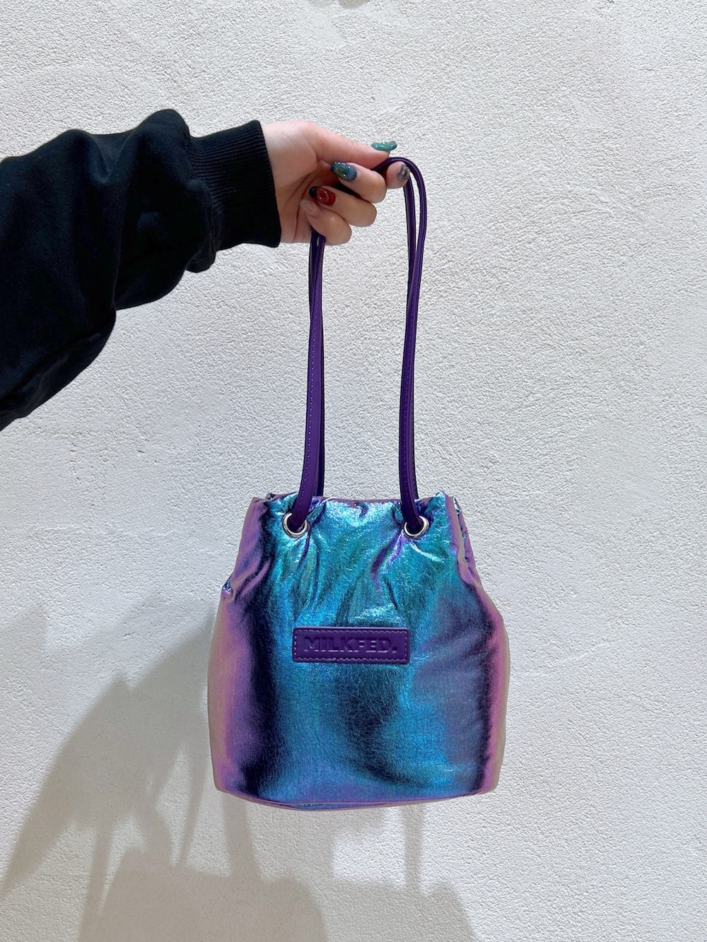 ブラック系のスウェット、ブラウン系のシャツ/ブラウス、ブラック系のその他パンツを着用したレディースの冬コーディネートの5枚目の写真