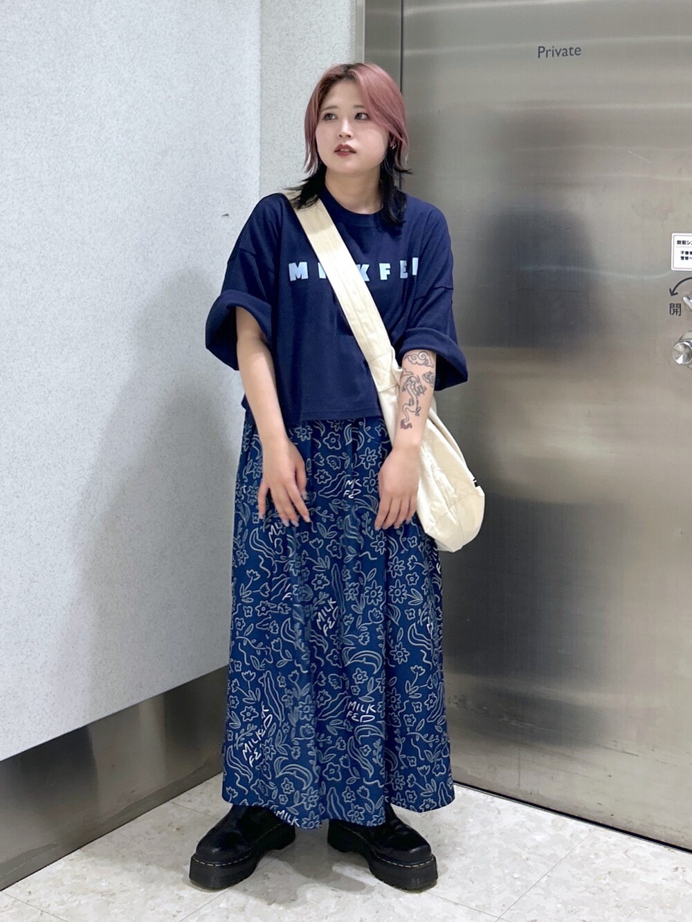 ブルー系のTシャツ/カットソー、ブルー系のワンピース、ホワイト系のショルダーバッグを着用したレディースの春コーディネートの2枚目の写真