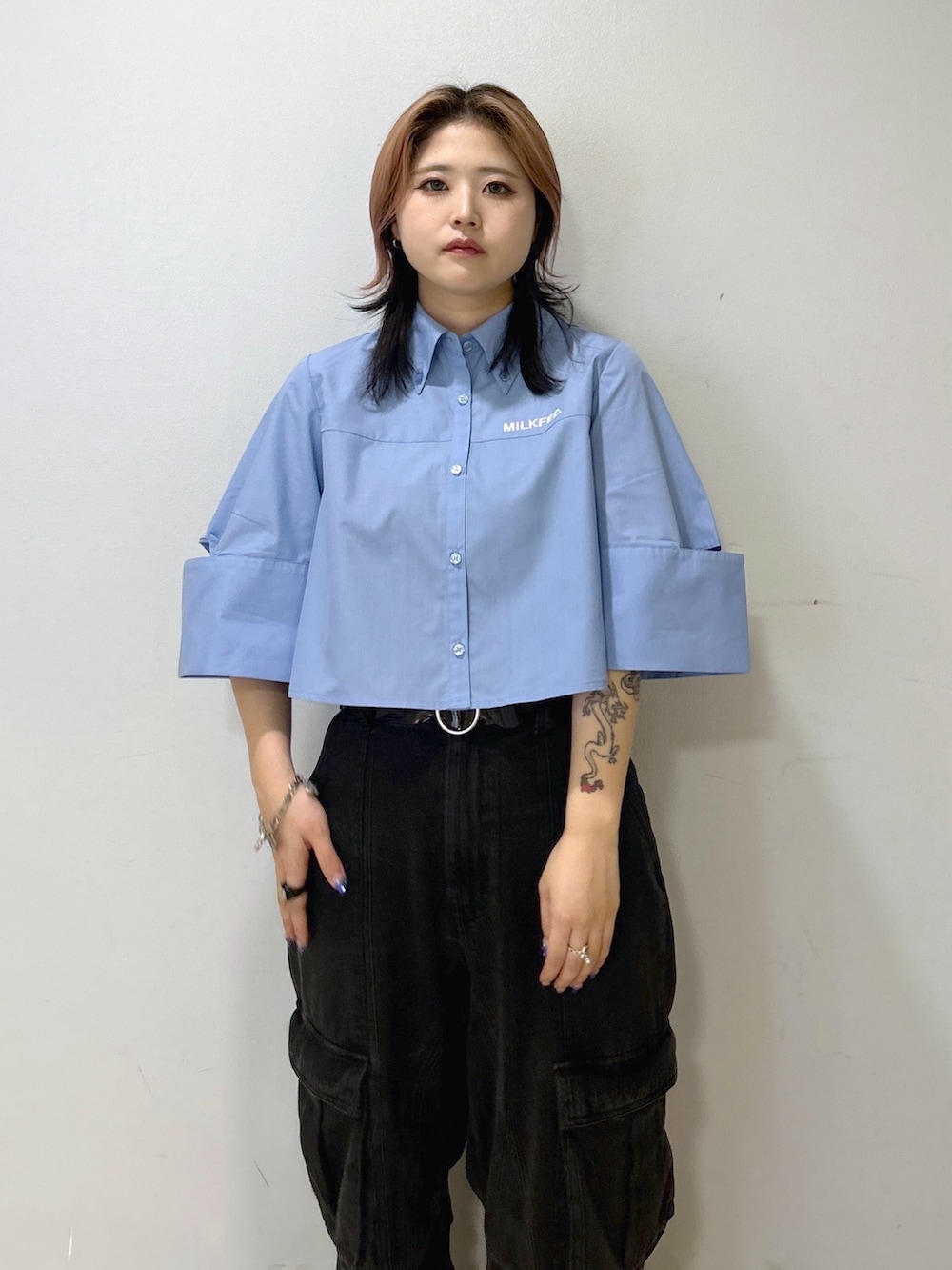 ブルー系のショルダーバッグ、ベージュ系のサンダル、ブルー系のシャツ/ブラウスを着用したレディースの夏コーディネートの6枚目の写真