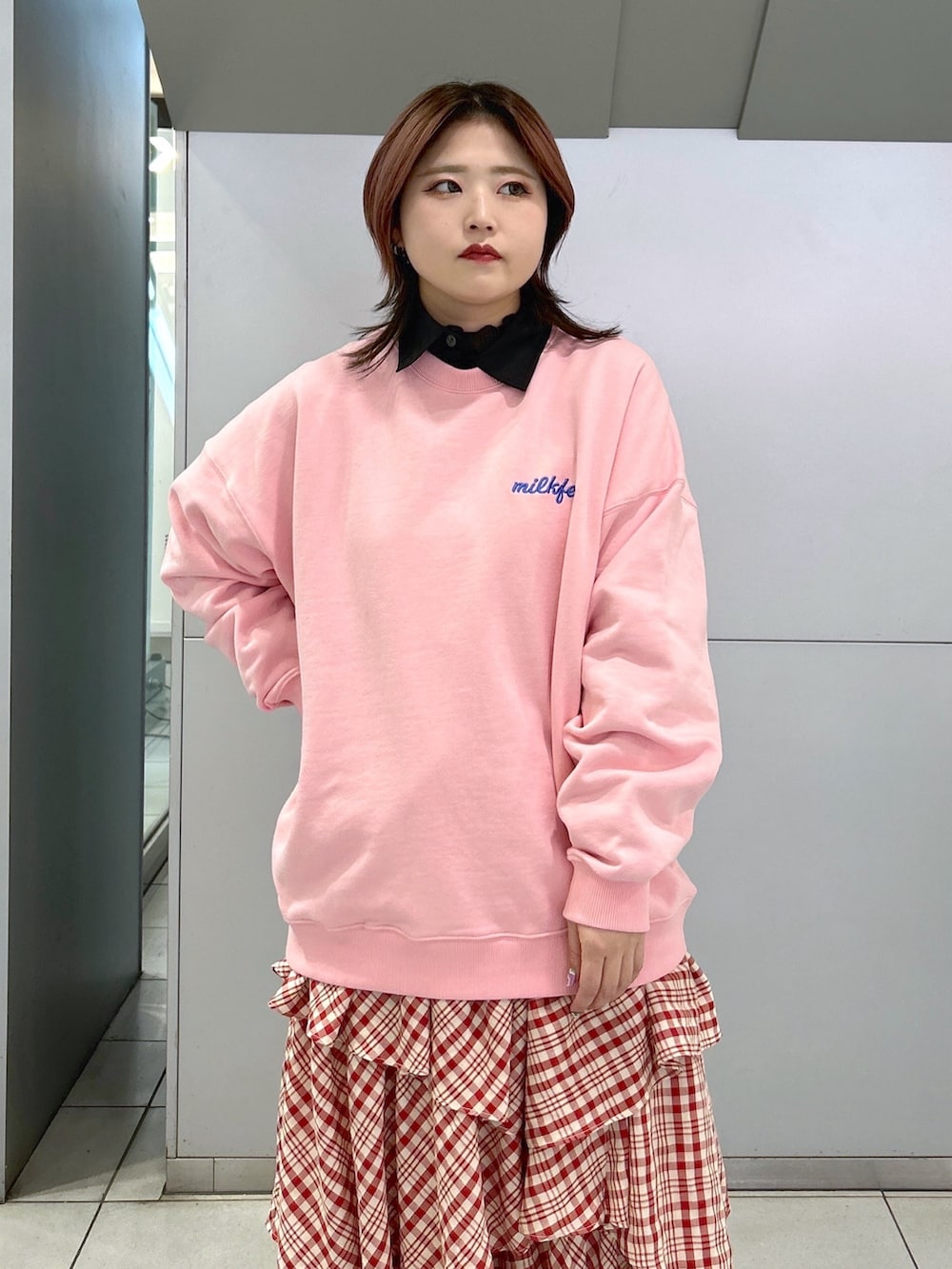 ブラック系のシャツ/ブラウス、レッド系のスカート、ブラック系のバックパック/リュックを着用したレディースの冬コーディネートの5枚目の写真