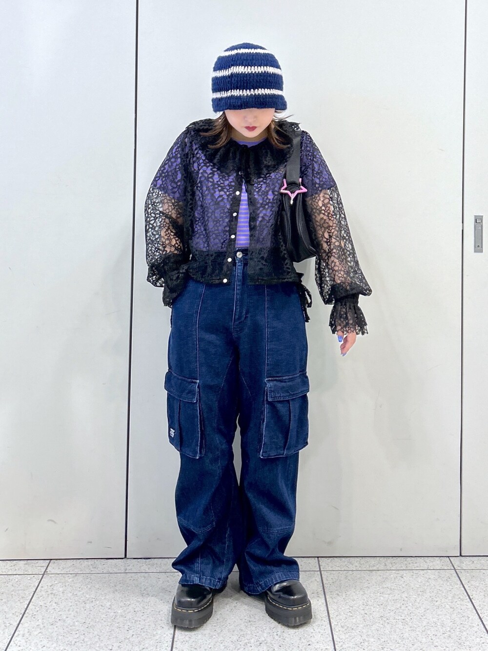 パープル系のTシャツ/カットソー、ブラック系のシャツ/ブラウス、ブラック系のブーツを着用したレディースの春コーディネートの2枚目の写真