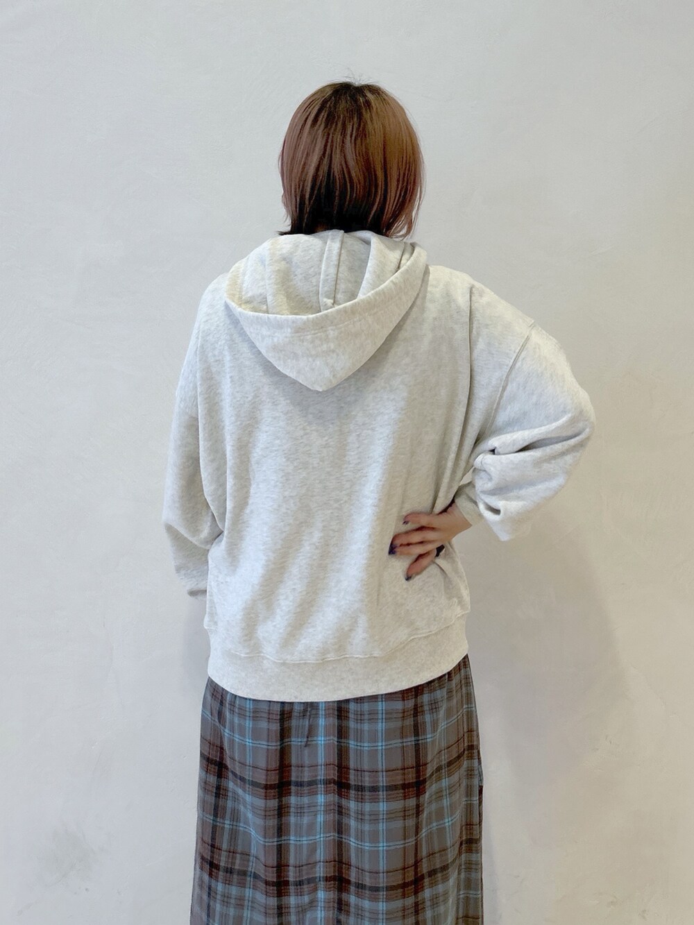 ブルー系のワンピース、ベージュ系のパーカー、ブラック系のTシャツ/カットソーを着用したレディースの夏コーディネートの8枚目の写真