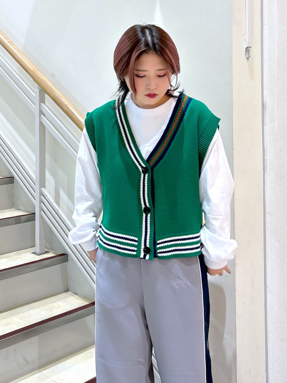 ホワイト系のTシャツ/カットソー、グリーン系のベスト、グレー系のその他パンツを着用したレディースの冬コーディネートの6枚目の写真