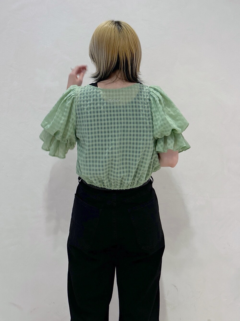 ブラック系のタンクトップ、グリーン系のシャツ/ブラウス、ブラック系のデニムパンツを着用したレディースの春コーディネートの6枚目の写真