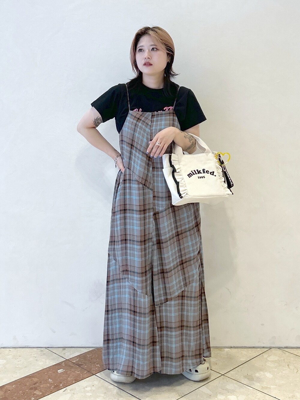 ブルー系のワンピース、ブラック系のTシャツ/カットソー、ホワイト系のショルダーバッグを着用したレディースの夏コーディネートの3枚目の写真