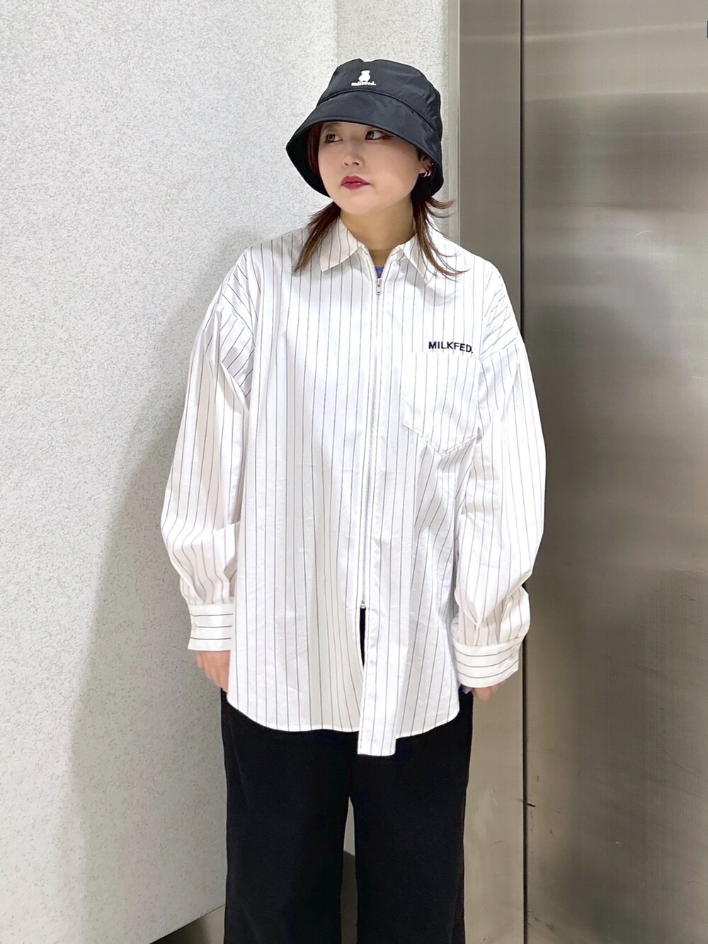 ホワイト系のシャツ/ブラウス、その他のトートバッグ、ブラック系のデニムパンツを着用したレディースの春コーディネートの5枚目の写真