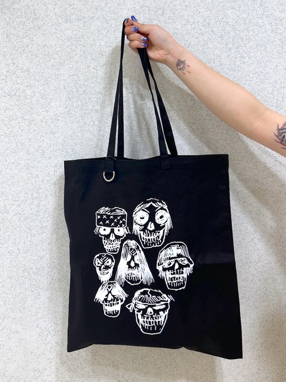 レッド系のTシャツ/カットソー、ベージュ系のサロペット/オーバーオール、ブラック系のトートバッグを着用したレディースの夏コーディネートの7枚目の写真