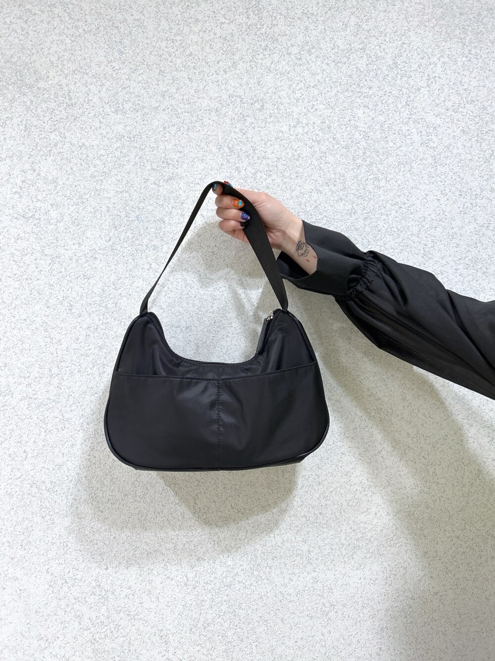 ブラック系のシャツ/ブラウス、イエロー系のベスト、ブラック系のカーゴパンツを着用したレディースの春コーディネートの9枚目の写真