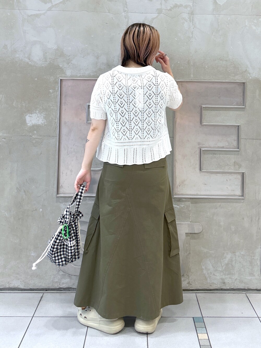 ブルー系のタンクトップ、ホワイト系のカーディガン/ボレロ、ベージュ系のサンダルを着用したレディースの夏コーディネートの4枚目の写真