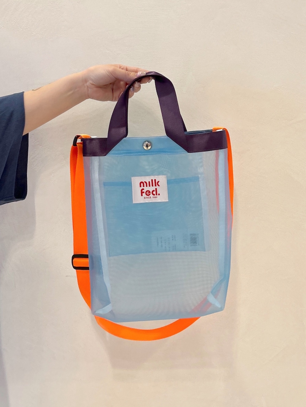 ブルー系のTシャツ/カットソー、ブルー系のショルダーバッグ、ブラック系のワンピースを着用したレディースの夏コーディネートの9枚目の写真