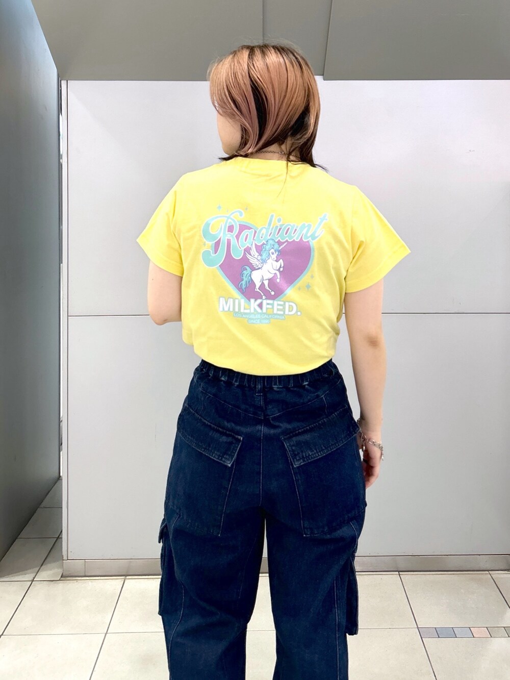 イエロー系のTシャツ/カットソー、ブラック系のキャミソール、ブラック系のブーツを着用したレディースの夏コーディネートの8枚目の写真