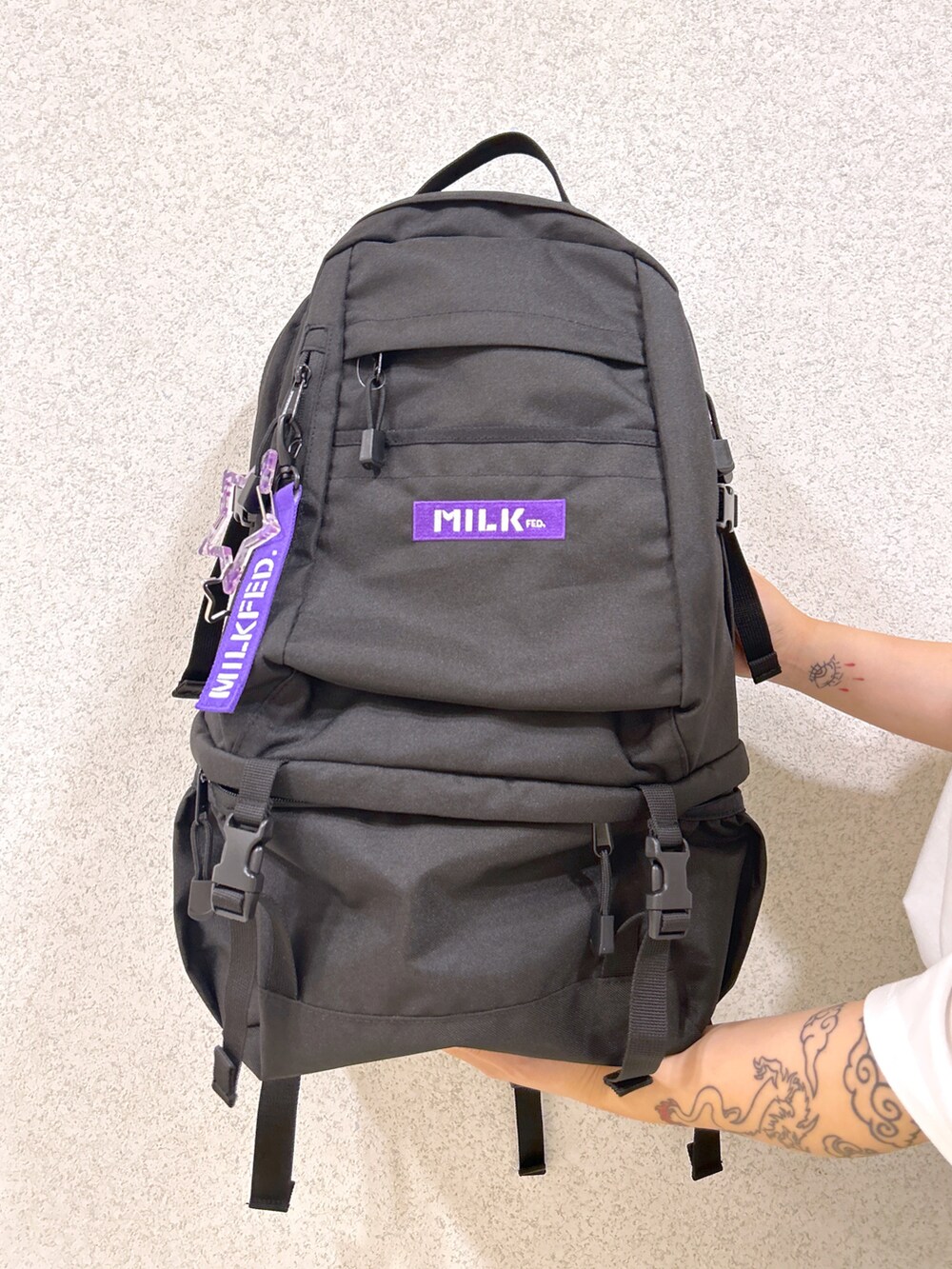 ホワイト系のTシャツ/カットソー、ブラック系のカーゴパンツ、ベージュ系のサンダルを着用したレディースの夏コーディネートの5枚目の写真