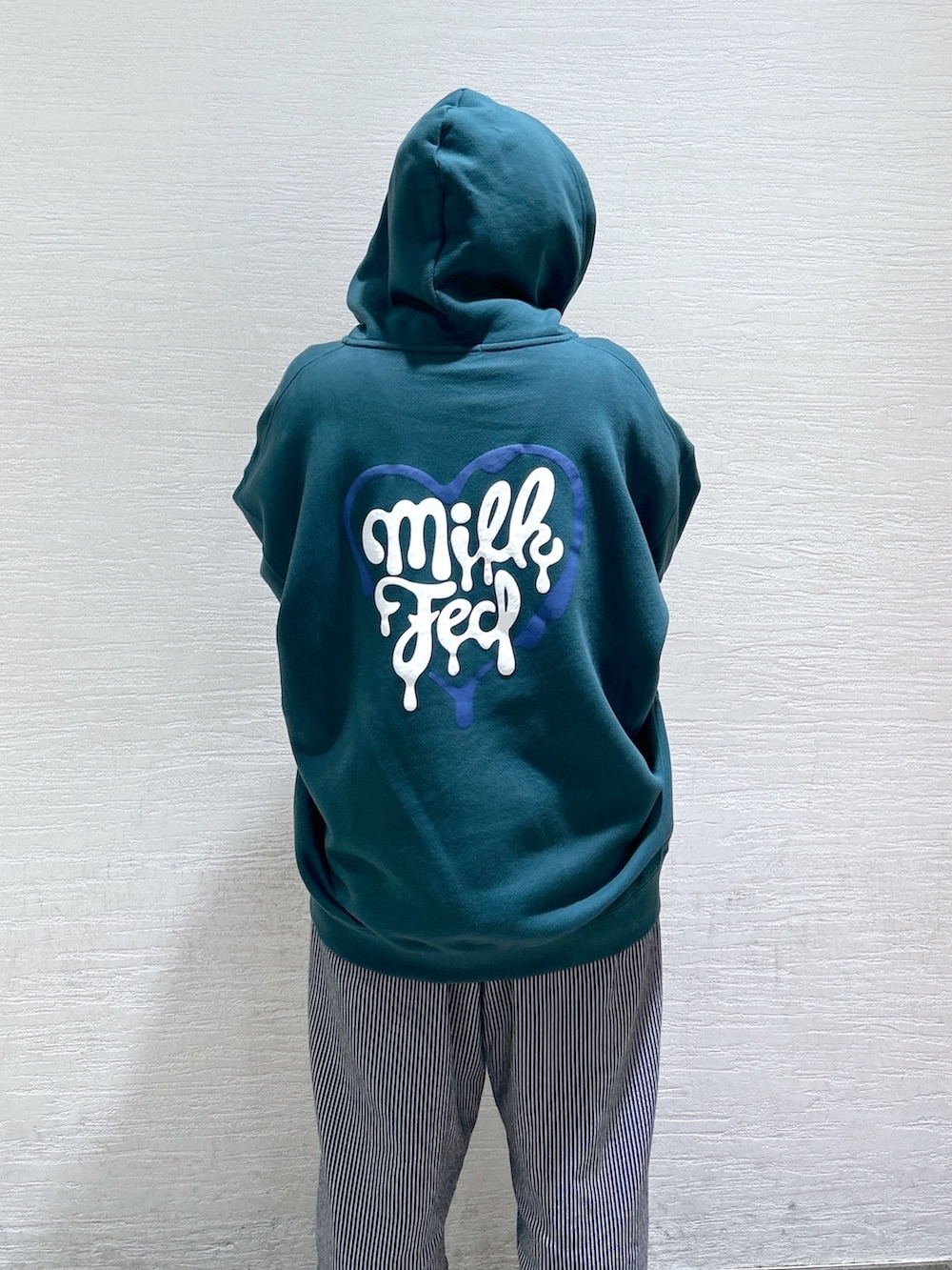 グリーン系のパーカー、その他のサロペット/オーバーオール、ブラック系のメッセンジャーバッグを着用したレディースの春コーディネートの7枚目の写真