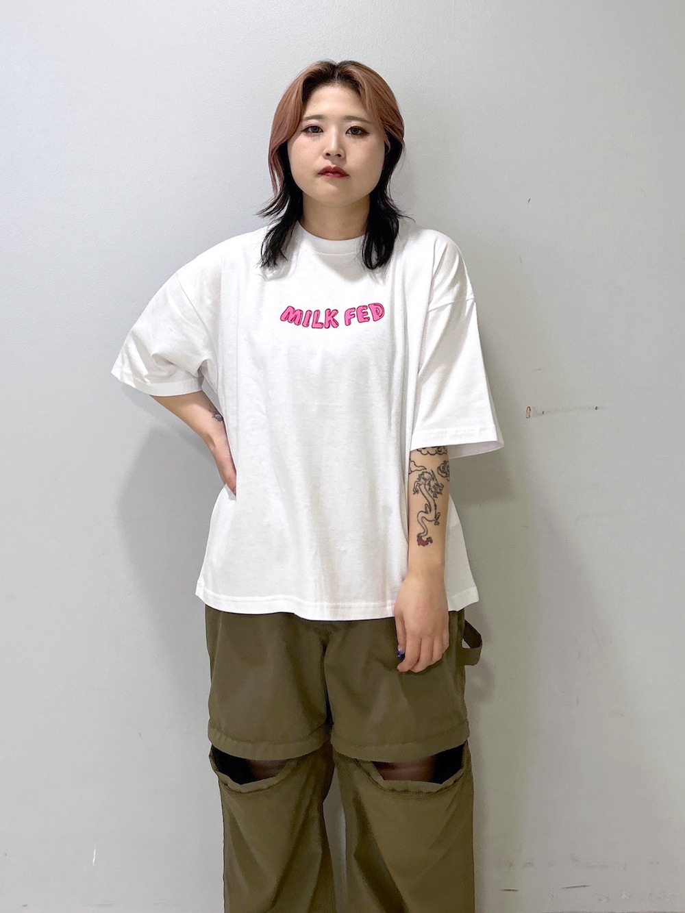 「夏コーデ、お出かけコーデ、骨格ストレート、低身長コーデ、バックパック、リュックスタイル、カーゴパンツ、カットオフ、ハーフパンツ、ブーツスタイル、着回しコーデ、メンズライク、ストリートコーデ、MILKFED.、Dr.Martens」｜「MILKFED.のCAKE S/S TEE（Tシャツ/カットソー、ホワイト系）」を使った、もみじさん（レディース・152cm）の夏コーディネートの7枚目の写真