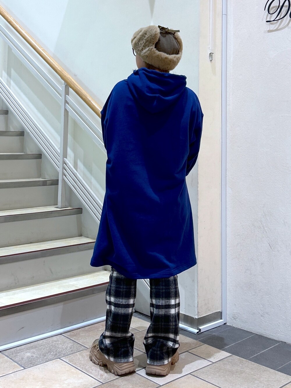 ブルー系のワンピース、ブラック系のその他パンツ、ブラック系のハンドバッグを着用したレディースの秋コーディネートの3枚目の写真