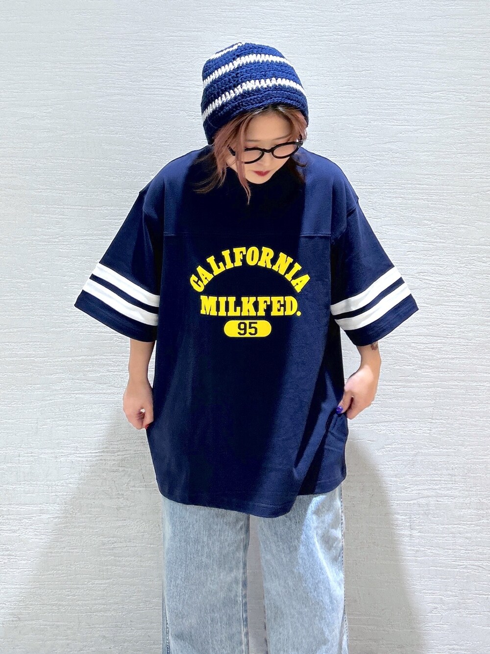 ブルー系のTシャツ/カットソー、ブルー系のデニムパンツ、ブラック系のブーツを着用したレディースの冬コーディネートの7枚目の写真