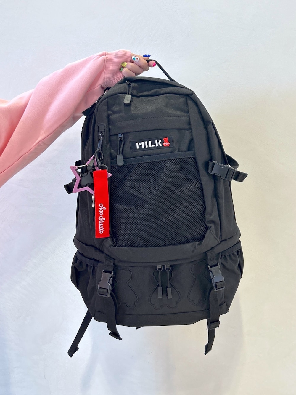 ブラック系のバックパック/リュック、ピンク系のスウェット、ブラック系のカーゴパンツを着用したレディースの春コーディネートの9枚目の写真
