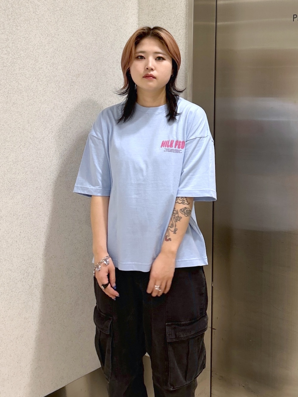 ブルー系のTシャツ/カットソー、ブラック系のカーゴパンツ、グリーン系のバックパック/リュックを着用したレディースの夏コーディネートの5枚目の写真