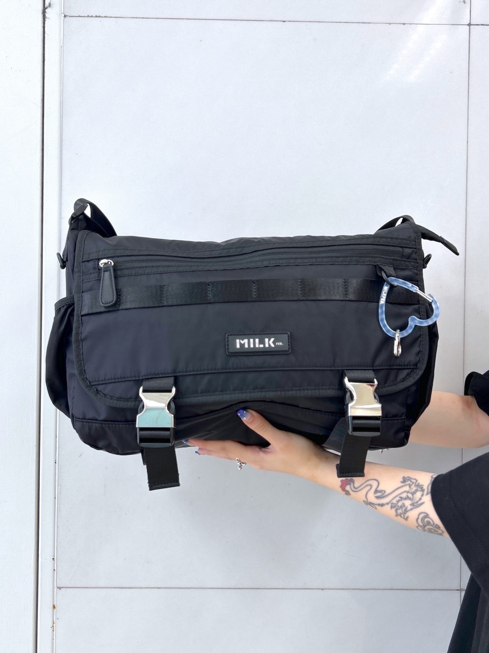 ブラック系のTシャツ/カットソー、その他のサロペット/オーバーオール、ブラック系のメッセンジャーバッグを着用したレディースの夏コーディネートの8枚目の写真