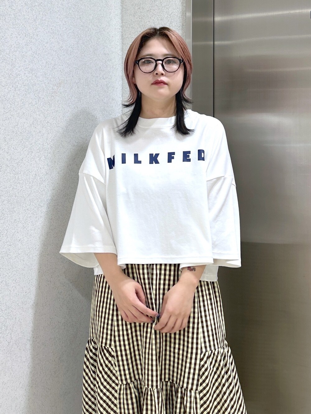 ホワイト系のショルダーバッグ、ベージュ系のサンダル、ホワイト系のTシャツ/カットソーを着用したレディースの夏コーディネートの5枚目の写真