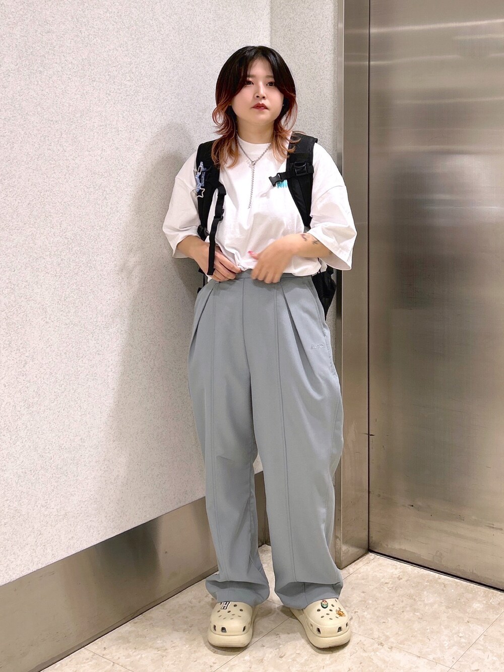 ホワイト系のTシャツ/カットソー、ブルー系のその他パンツ、ブラック系のバックパック/リュックを着用したレディースの夏コーディネートの2枚目の写真