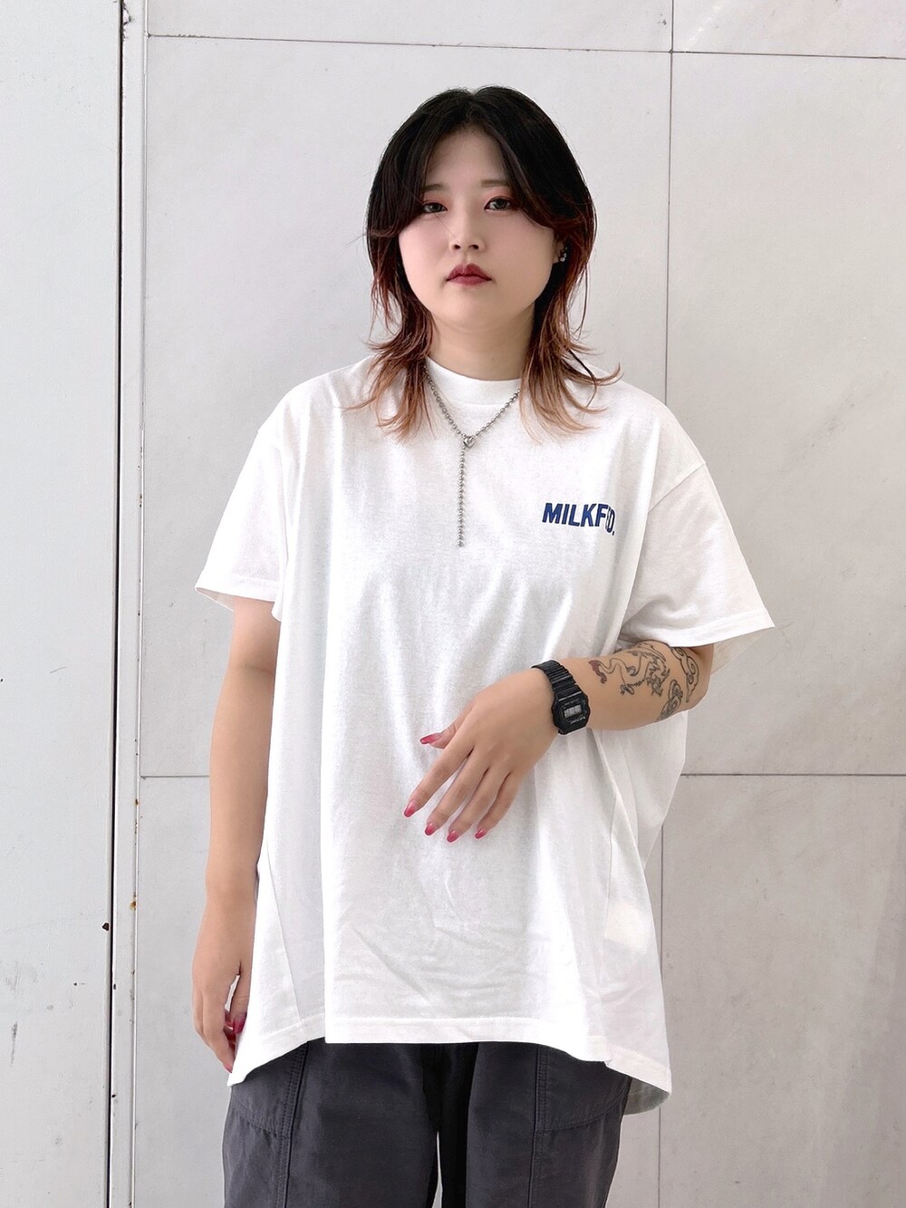 ホワイト系のTシャツ/カットソー、グレー系のカーゴパンツ、ベージュ系のサンダルを着用したレディースの夏コーディネートの4枚目の写真
