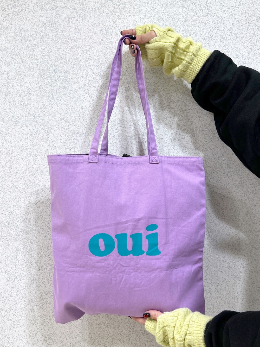 ブラック系のスウェット、ブラック系のサロペット/オーバーオール、ベージュ系のスニーカーを着用したレディースの秋コーディネートの5枚目の写真