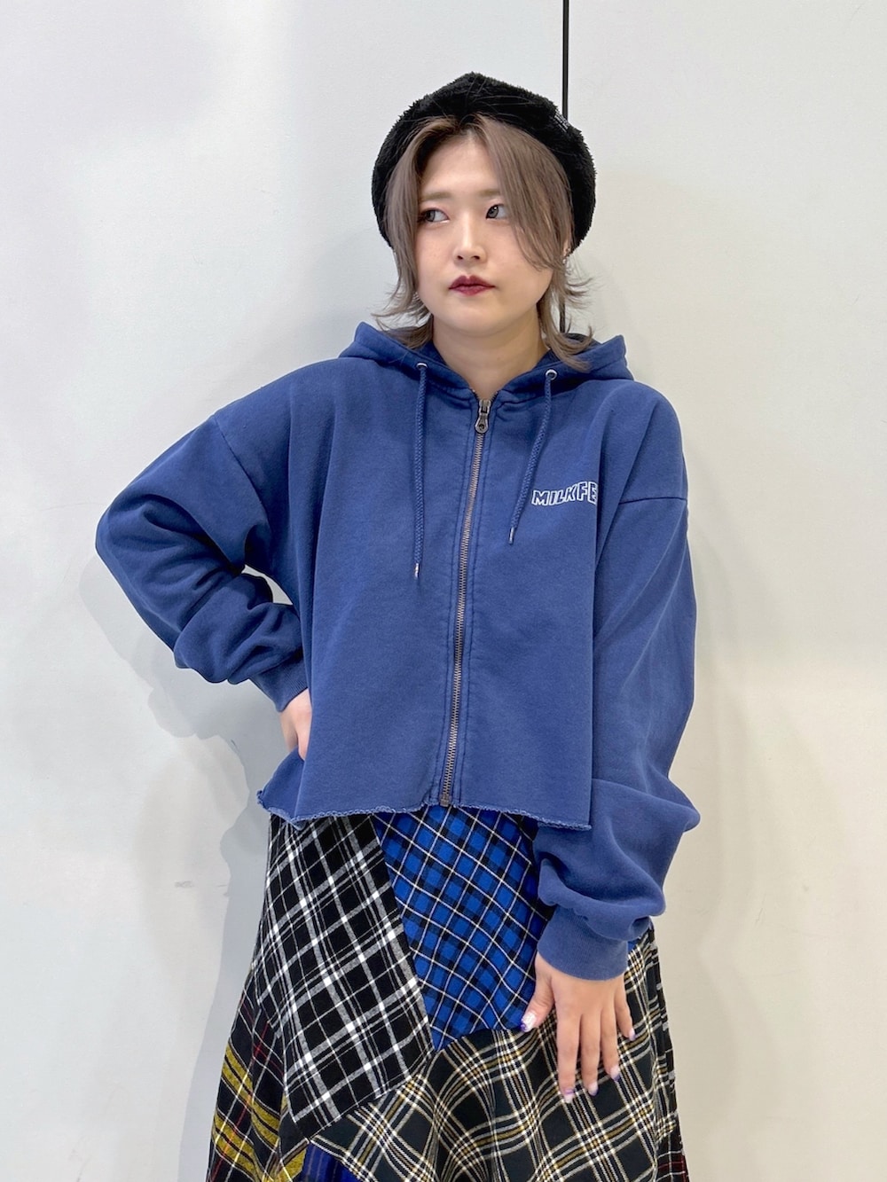 ブルー系のパーカー、ブラック系のスカート、ブラック系のショルダーバッグを着用したレディースの秋コーディネートの3枚目の写真