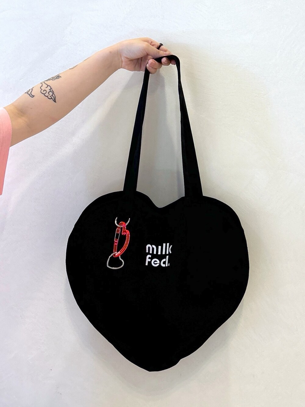 ピンク系のTシャツ/カットソー、ブラック系のその他パンツ、ブラック系のトートバッグを着用したレディースの夏コーディネートの9枚目の写真