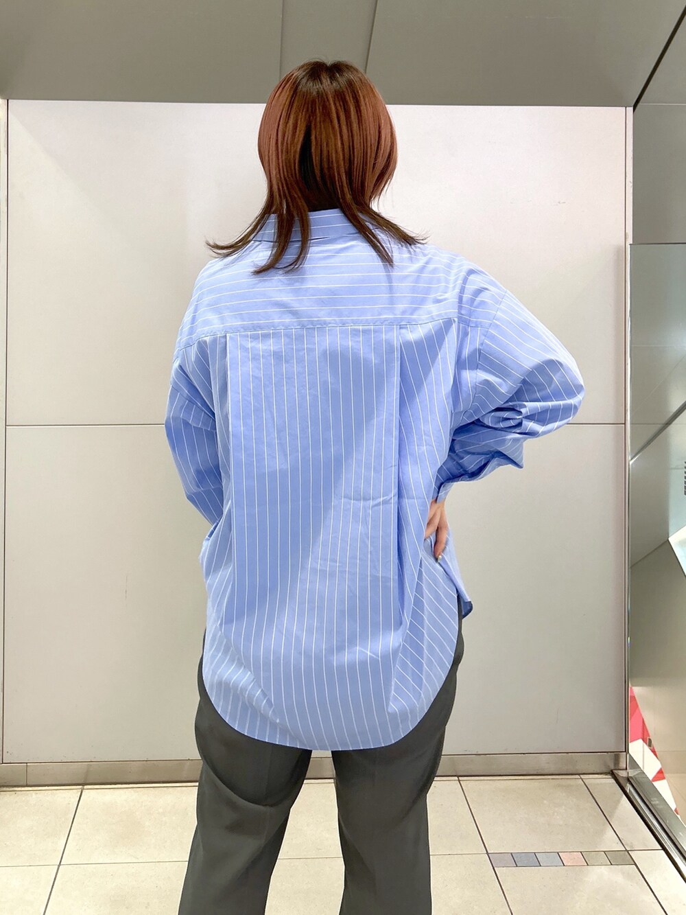 グレー系のその他パンツ、ブルー系のシャツ/ブラウス、パープル系のTシャツ/カットソーを着用したレディースの冬コーディネートの7枚目の写真