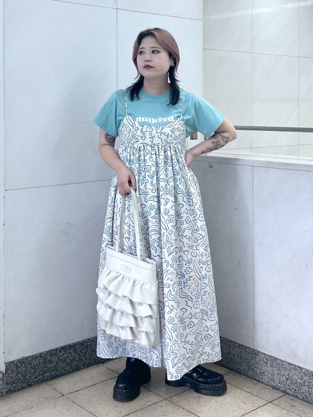 ホワイト系のトートバッグ、グリーン系のTシャツ/カットソー、ホワイト系のワンピースを着用したレディースの夏コーディネートの4枚目の写真