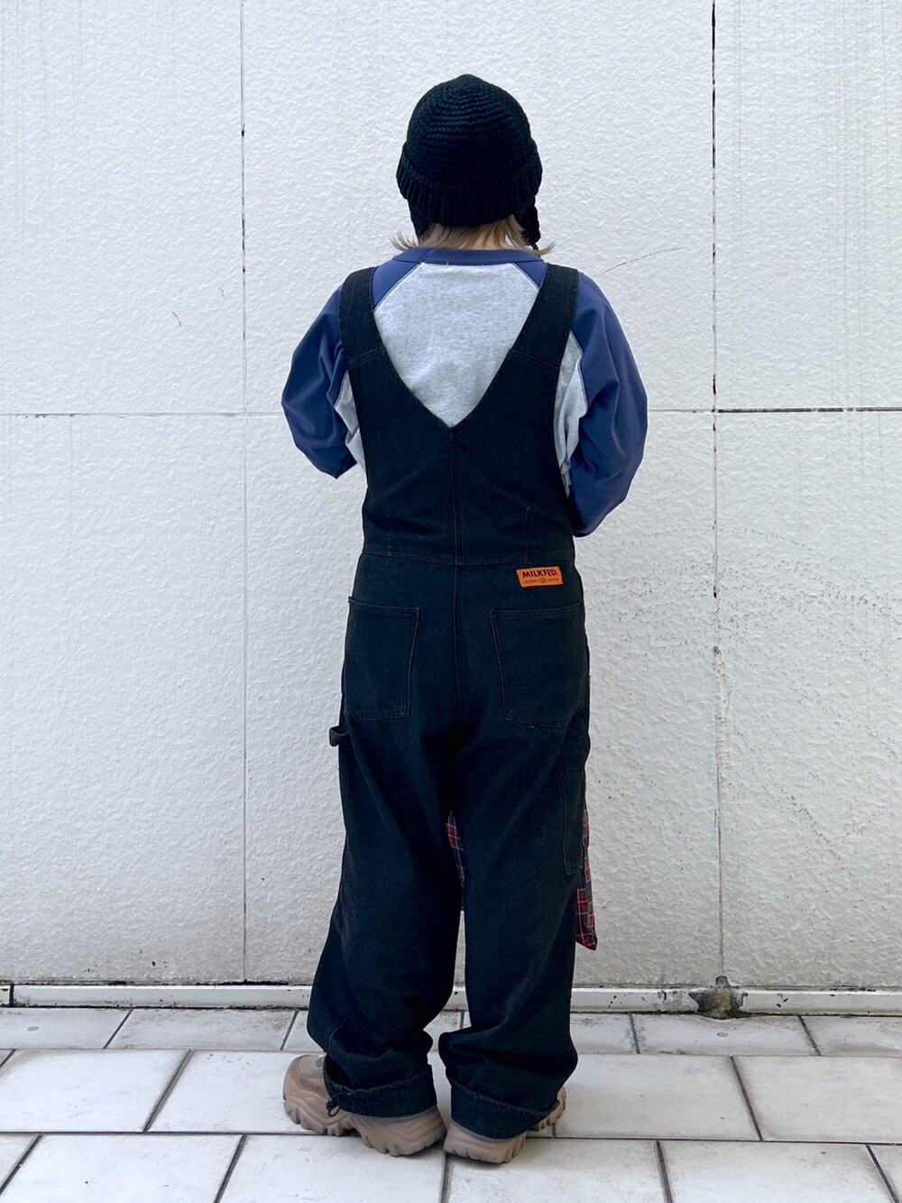 ブルー系のTシャツ/カットソー、ブラック系のサロペット/オーバーオール、ブルー系のトートバッグを着用したレディースの秋コーディネートの3枚目の写真