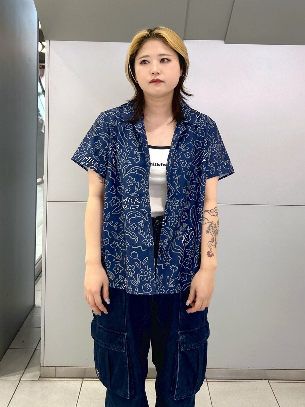 ブルー系のカーゴパンツ、ブルー系のシャツ/ブラウス、ホワイト系のキャミソールを着用したレディースの春コーディネートの6枚目の写真