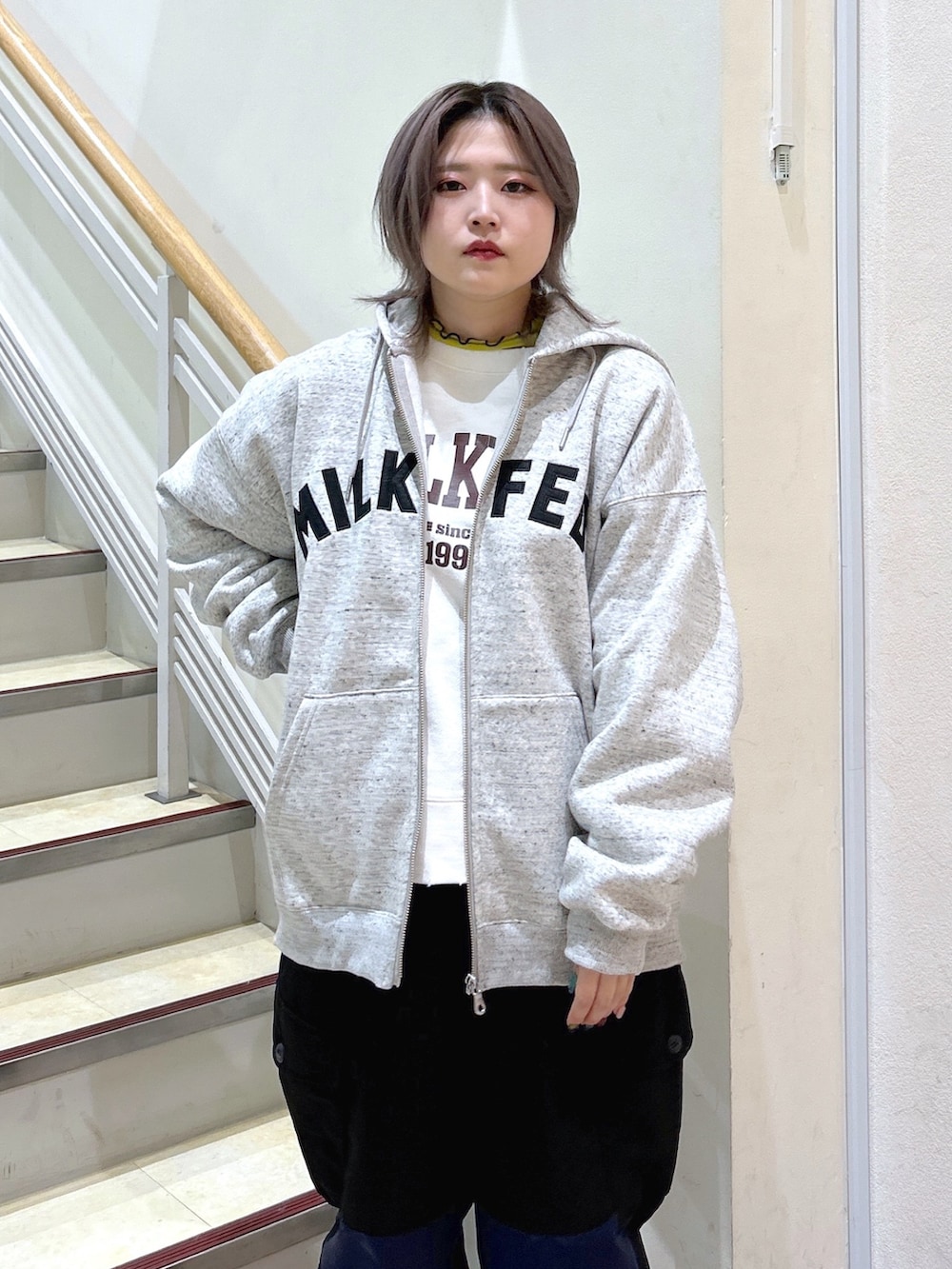 グリーン系のその他トップス、その他のパーカー、ブラック系のショルダーバッグを着用したレディースの冬コーディネートの3枚目の写真