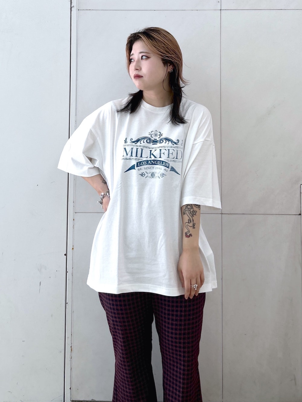 ホワイト系のTシャツ/カットソー、ブルー系のその他パンツ、ベージュ系のサンダルを着用したレディースの夏コーディネートの7枚目の写真