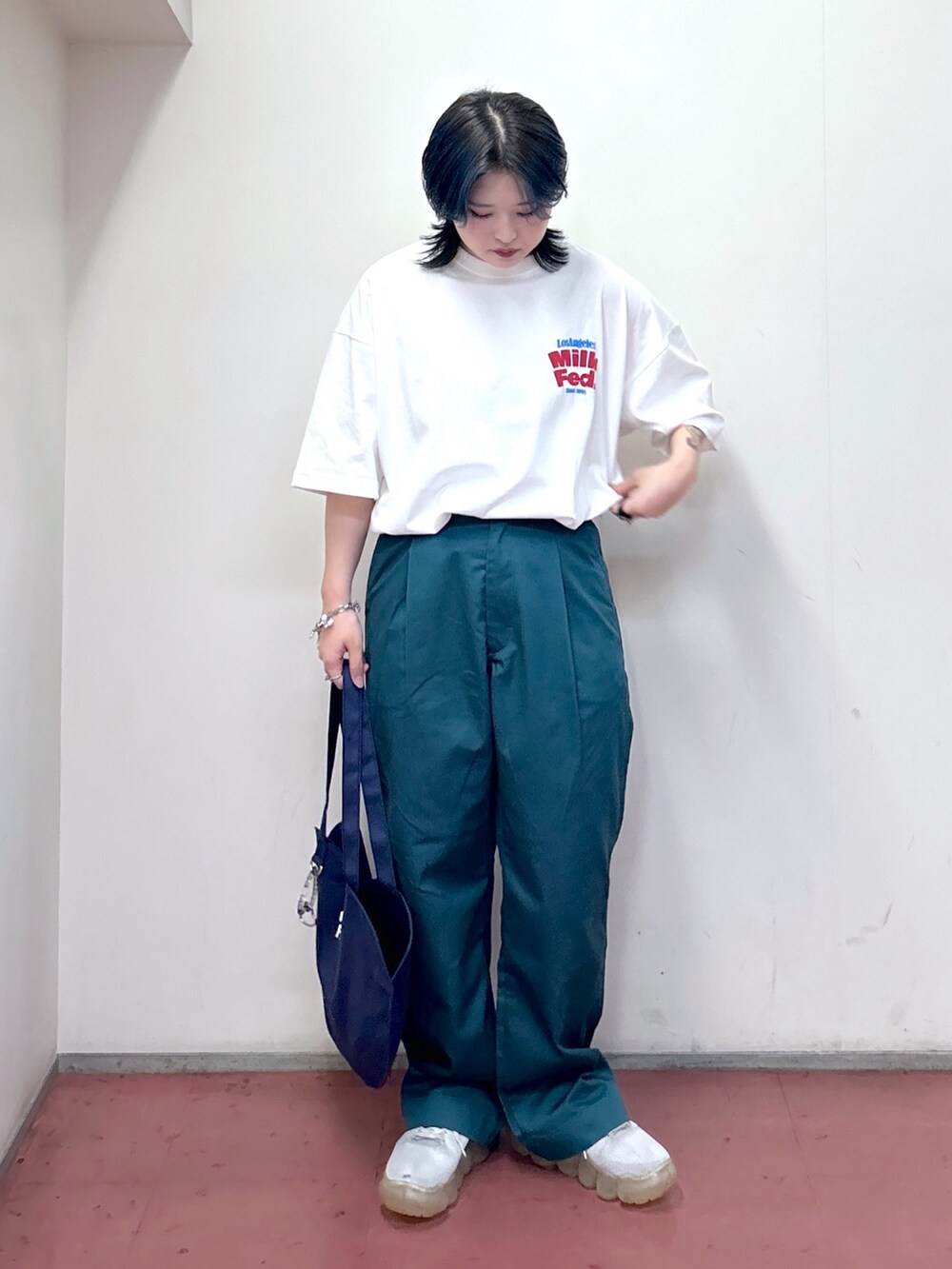 ホワイト系のTシャツ/カットソー、グリーン系のその他パンツ、ブルー系のトートバッグを着用したレディースの夏コーディネートの2枚目の写真