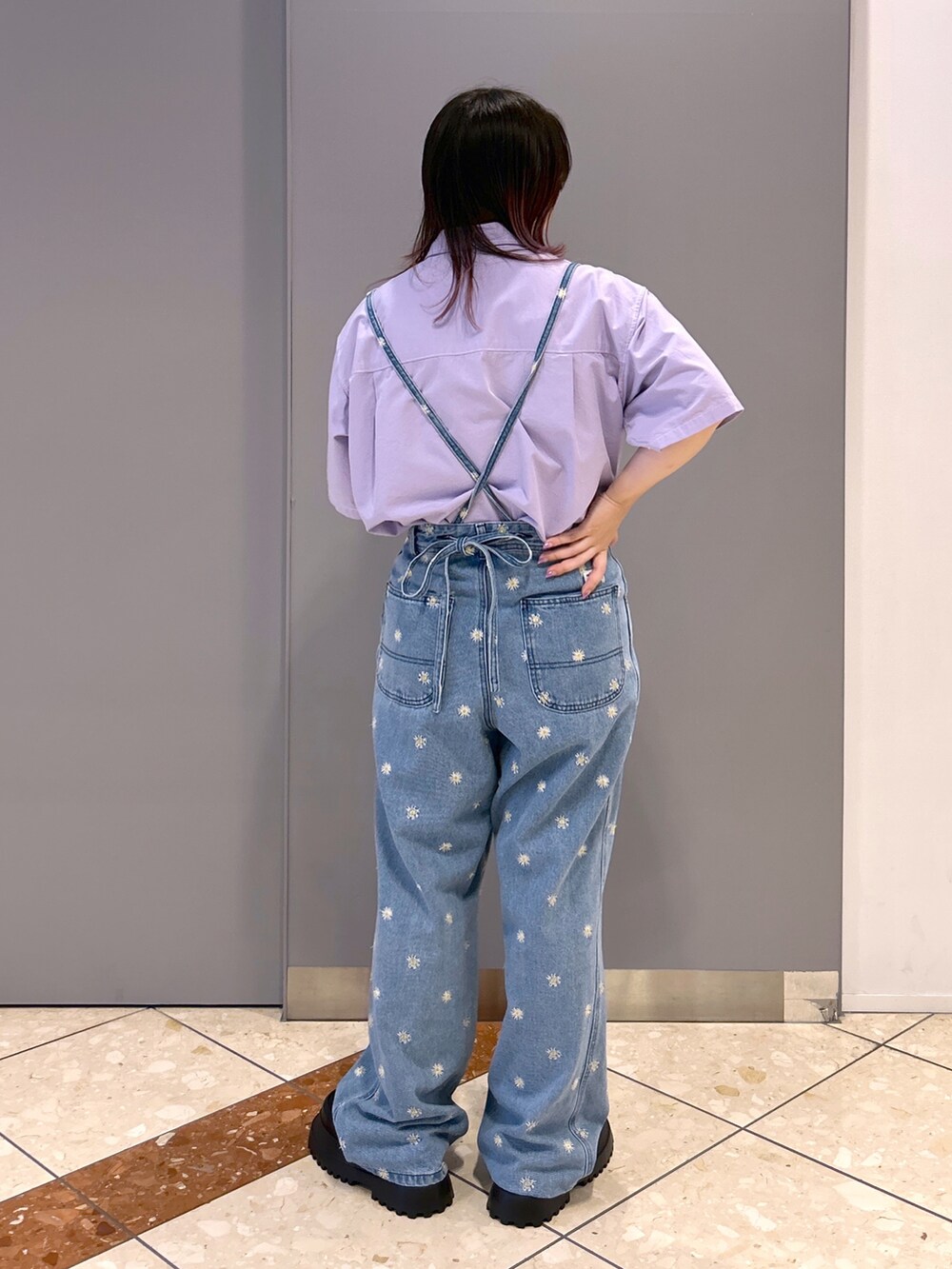 パープル系のシャツ/ブラウス、ブルー系のデニムパンツ、ピンク系のショルダーバッグを着用したレディースの夏コーディネートの3枚目の写真