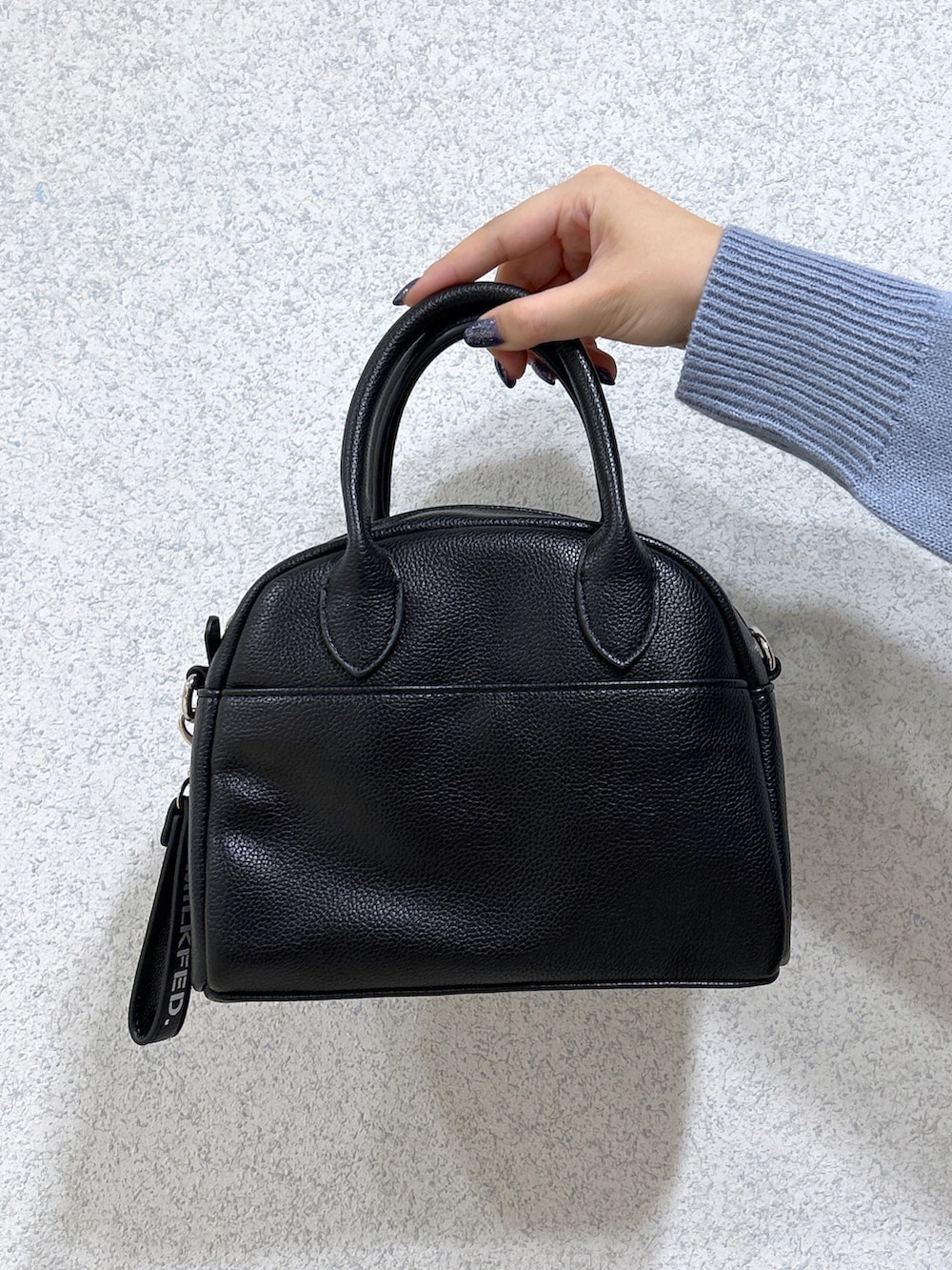 パープル系のカーディガン/ボレロ、ホワイト系のTシャツ/カットソー、ブラック系のサロペット/オーバーオールを着用したレディースの秋コーディネートの5枚目の写真