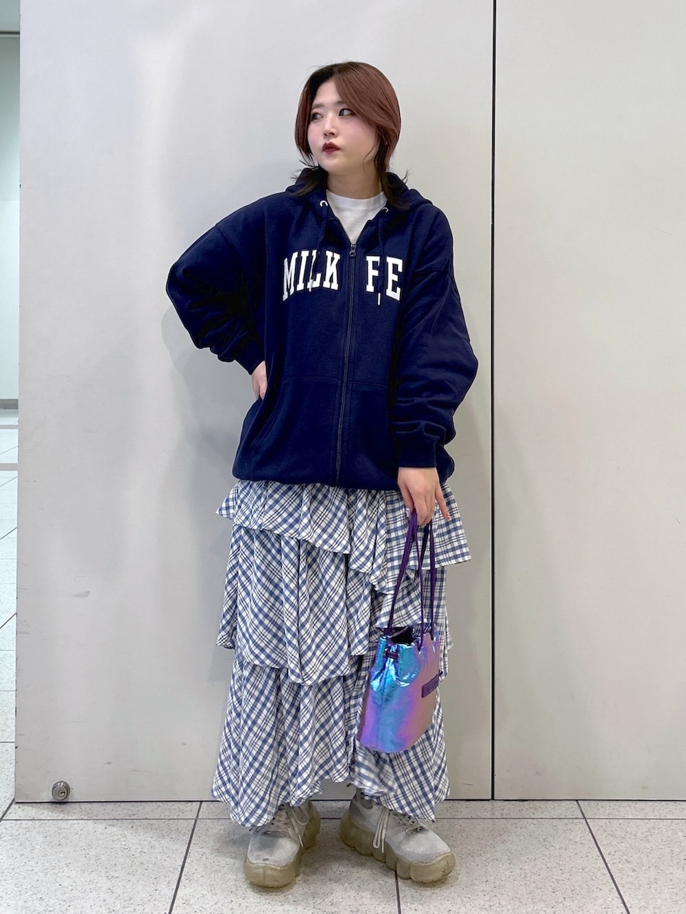 ブルー系のパーカー、ブルー系のスカート、ホワイト系のTシャツ/カットソーを着用したレディースの冬コーディネートの2枚目の写真