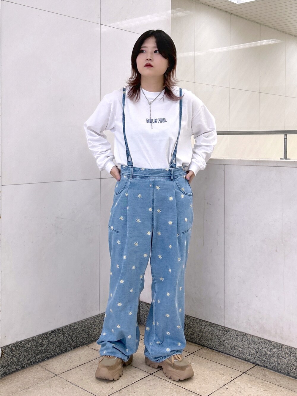 ホワイト系のTシャツ/カットソー、ブルー系のデニムパンツ、ブルー系のトートバッグを着用したレディースの秋コーディネートの2枚目の写真