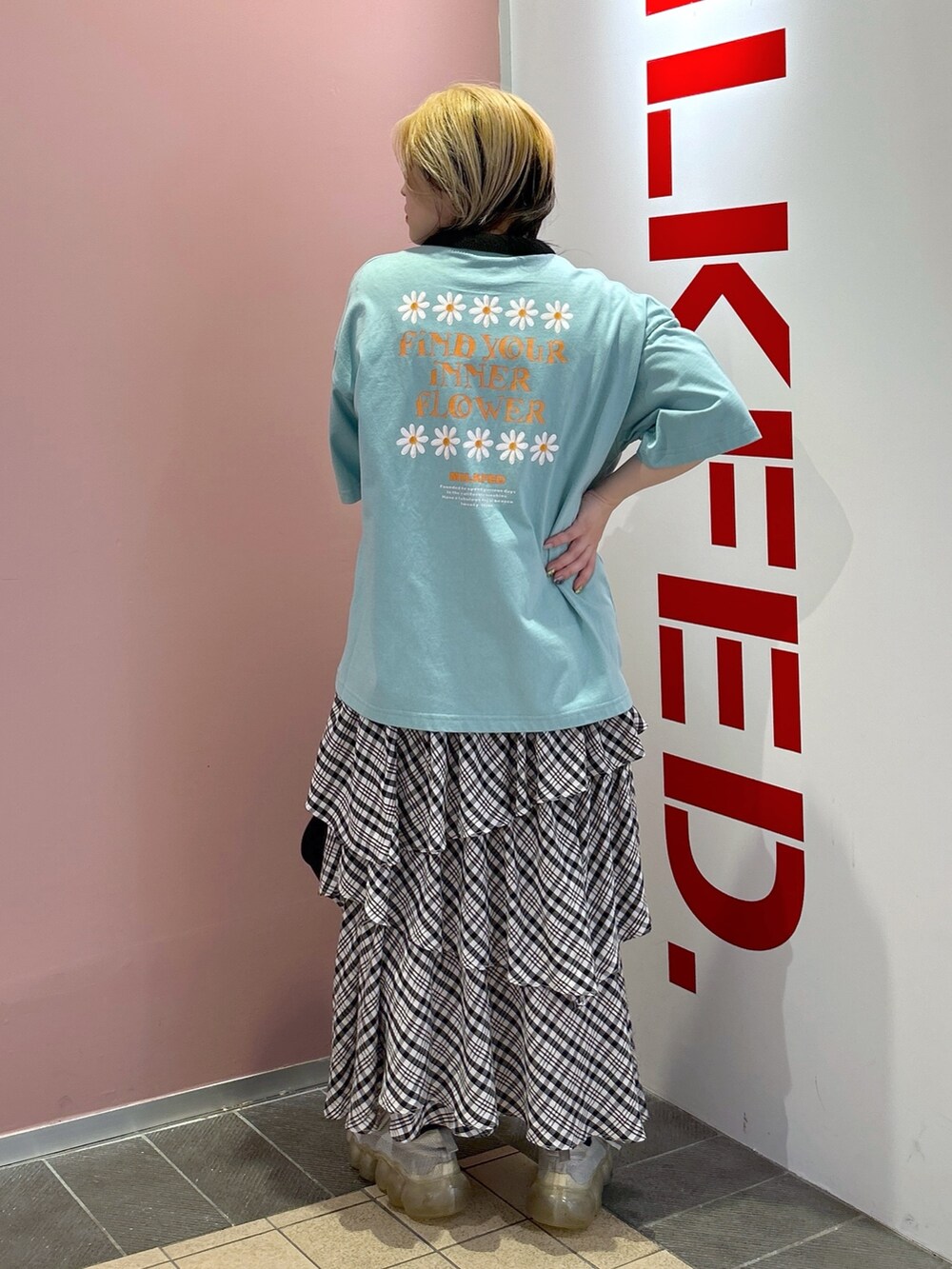 ブラック系のスカート、ブラック系のシャツ/ブラウス、グリーン系のTシャツ/カットソーを着用したレディースの春コーディネートの3枚目の写真