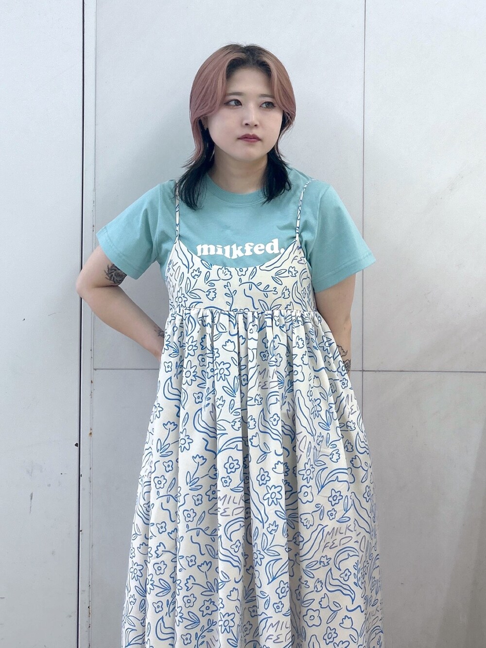 ホワイト系のトートバッグ、グリーン系のTシャツ/カットソー、ホワイト系のワンピースを着用したレディースの夏コーディネートの6枚目の写真